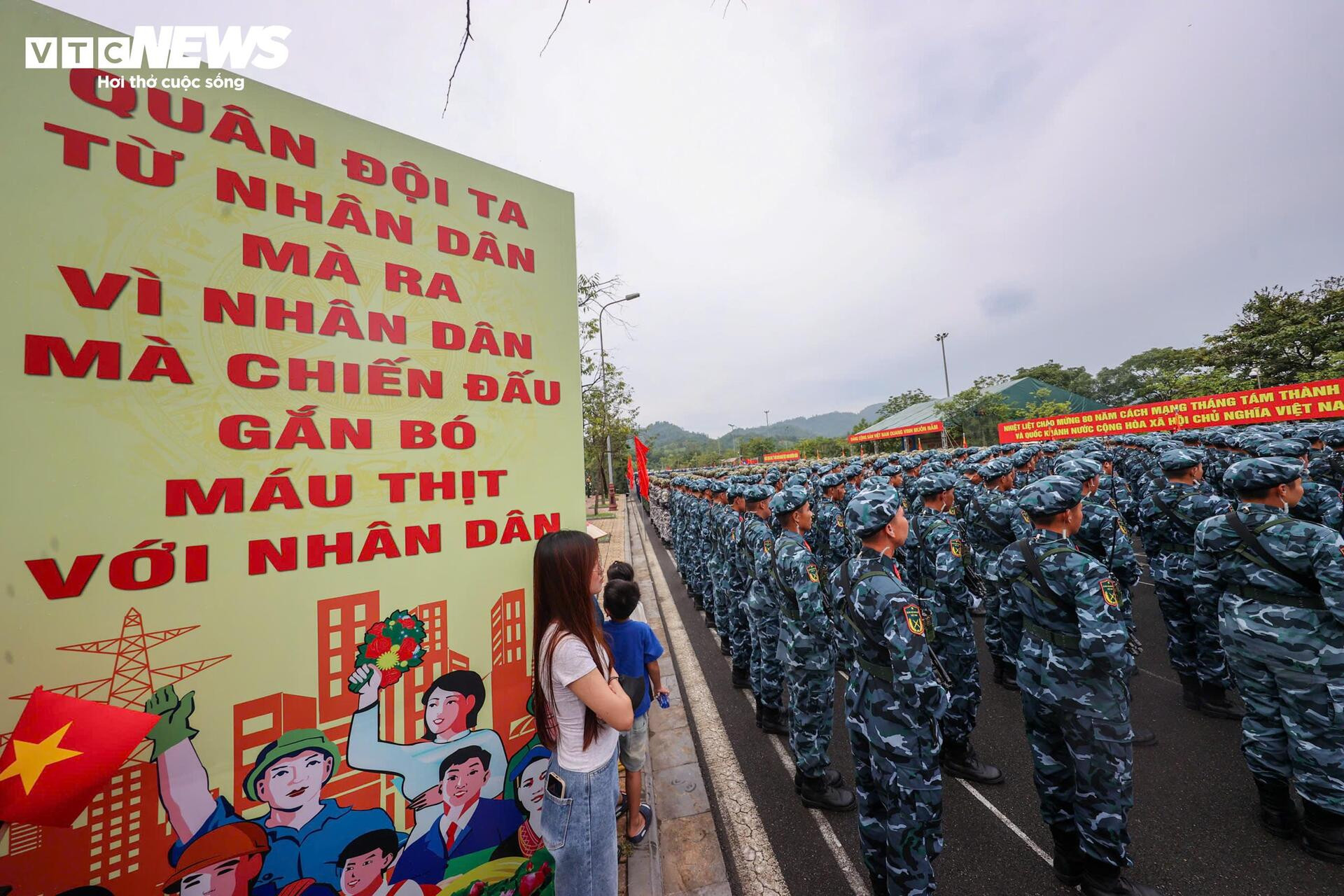 Người dân đứng kín hai bên đường cổ vũ bộ đội hợp luyện diễu binh 2/9 - 8