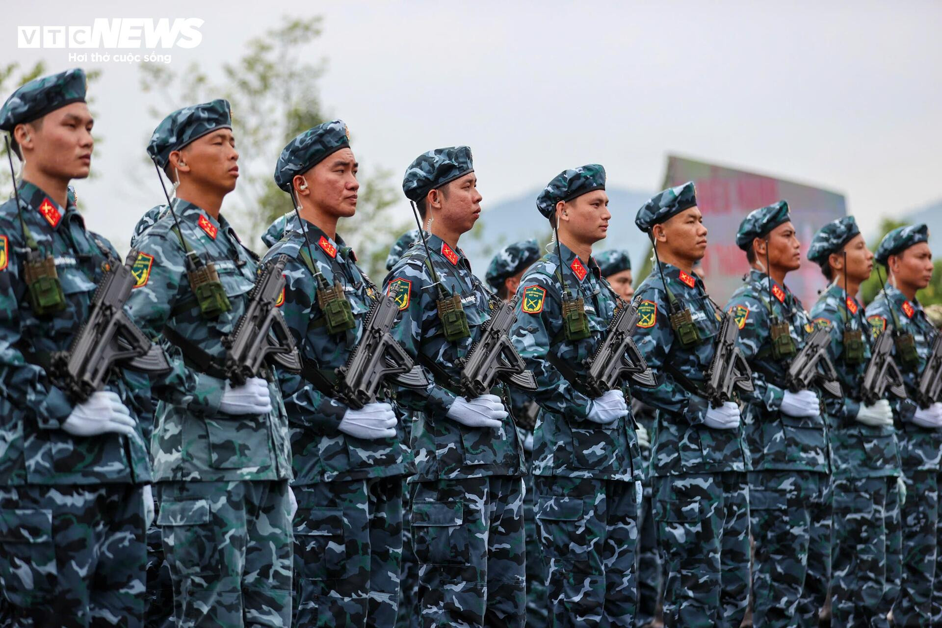 Người dân đứng kín hai bên đường cổ vũ bộ đội hợp luyện diễu binh 2/9 - 16