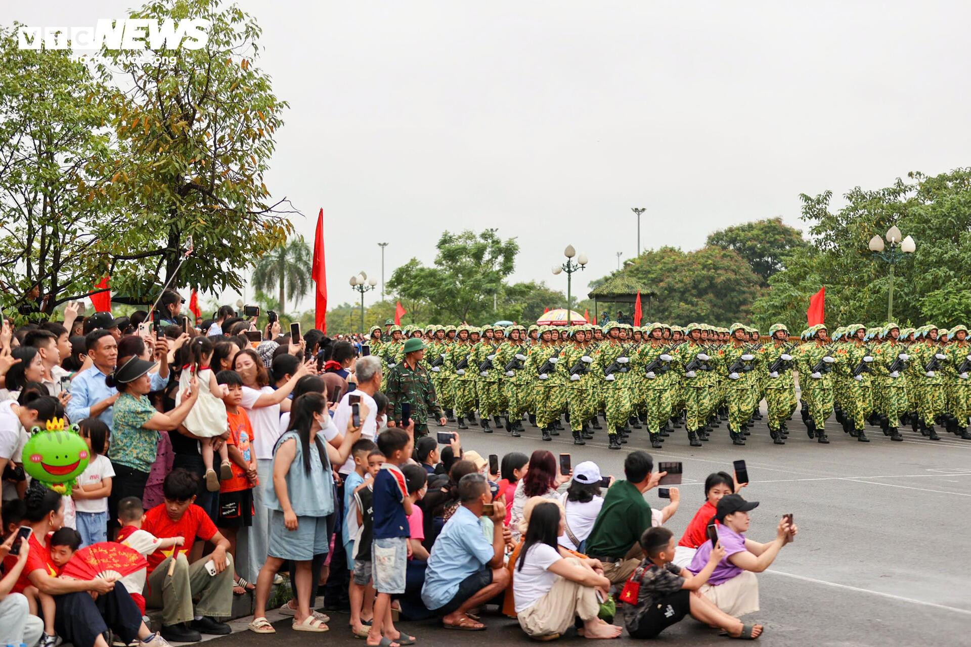 Người dân đứng kín hai bên đường cổ vũ bộ đội hợp luyện diễu binh 2/9 - 6