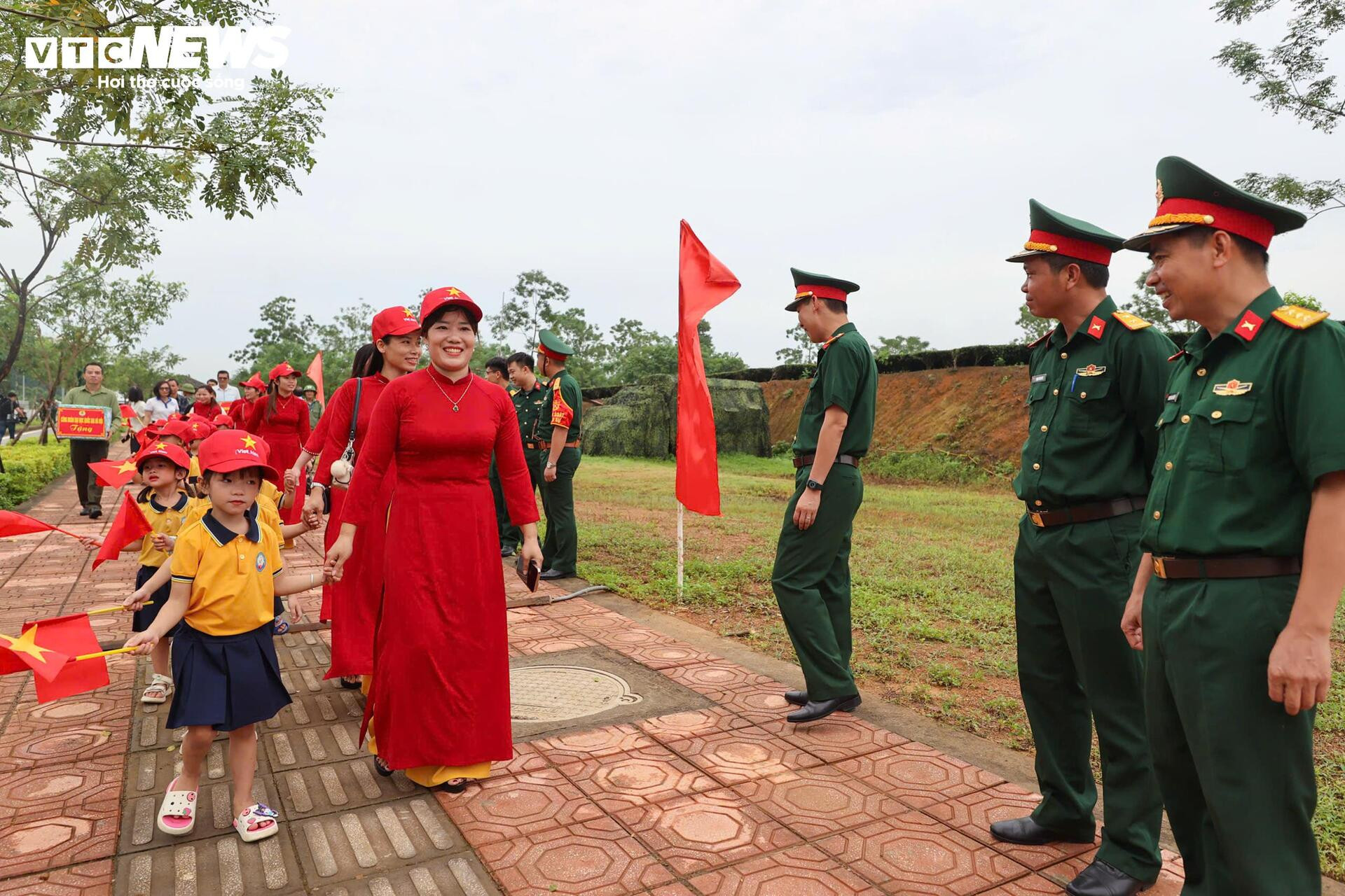 Người dân đứng kín hai bên đường cổ vũ bộ đội hợp luyện diễu binh 2/9 - 11