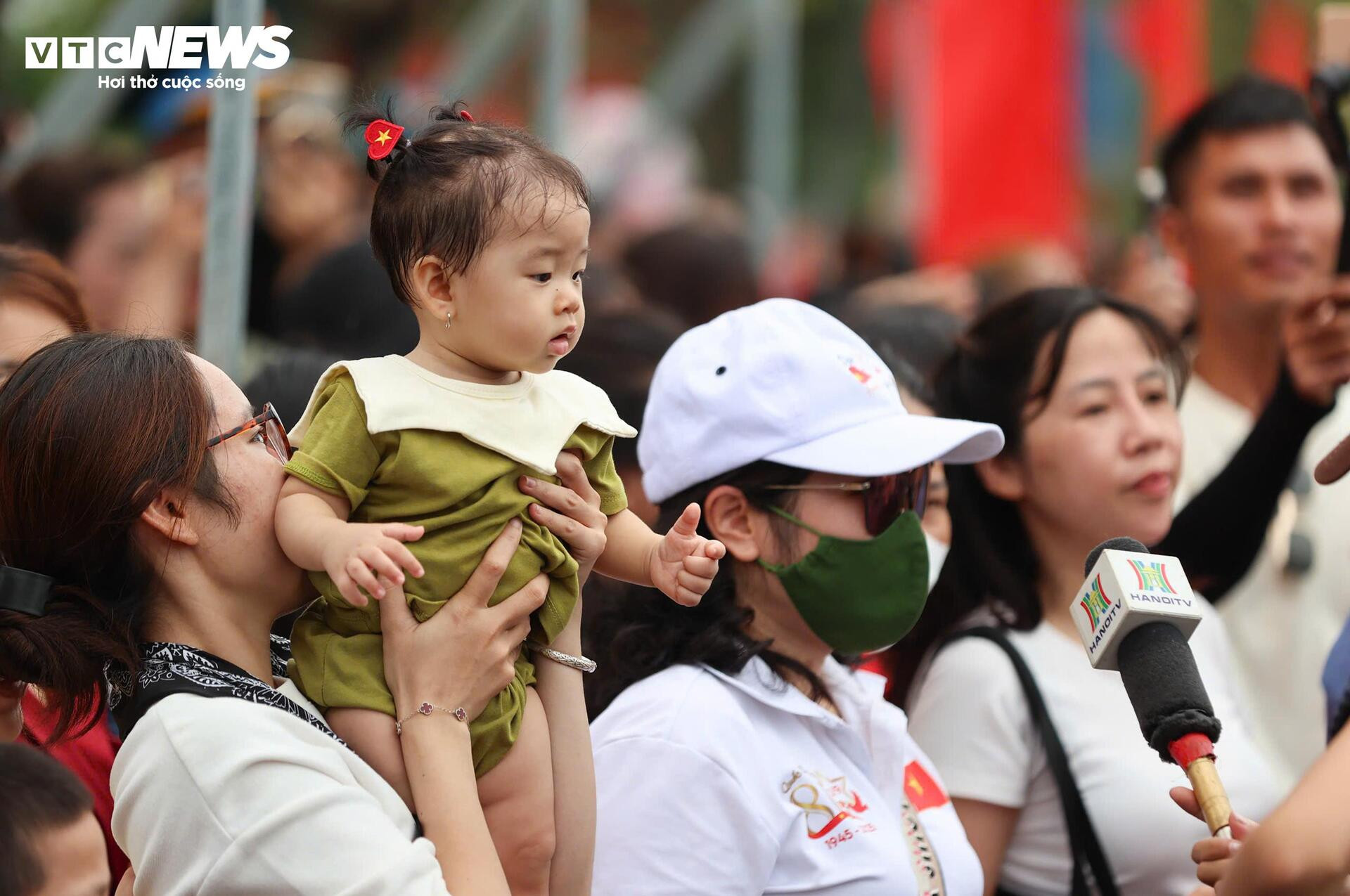 Người dân đứng kín hai bên đường cổ vũ bộ đội hợp luyện diễu binh 2/9 - 10