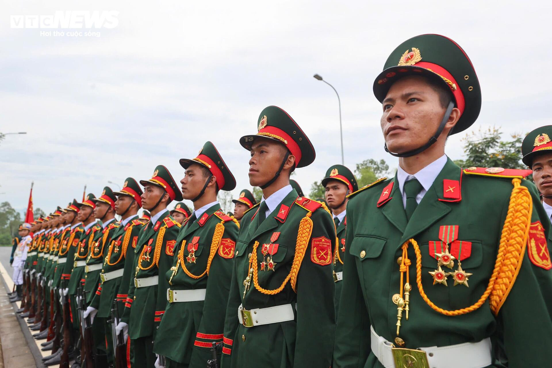 Người dân đứng kín hai bên đường cổ vũ bộ đội hợp luyện diễu binh 2/9 - 13