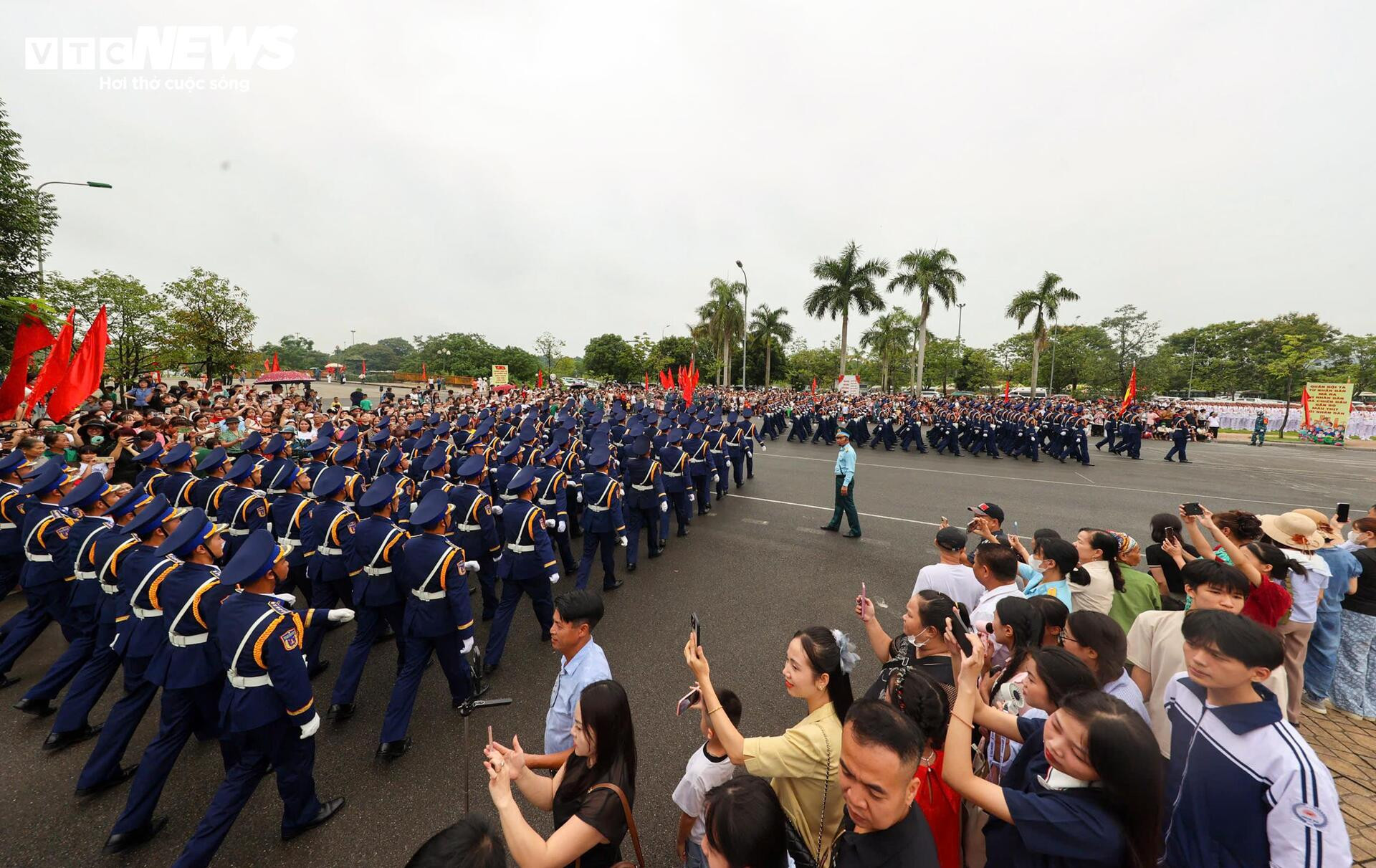 Người dân đứng kín hai bên đường cổ vũ bộ đội hợp luyện diễu binh 2/9 - 7