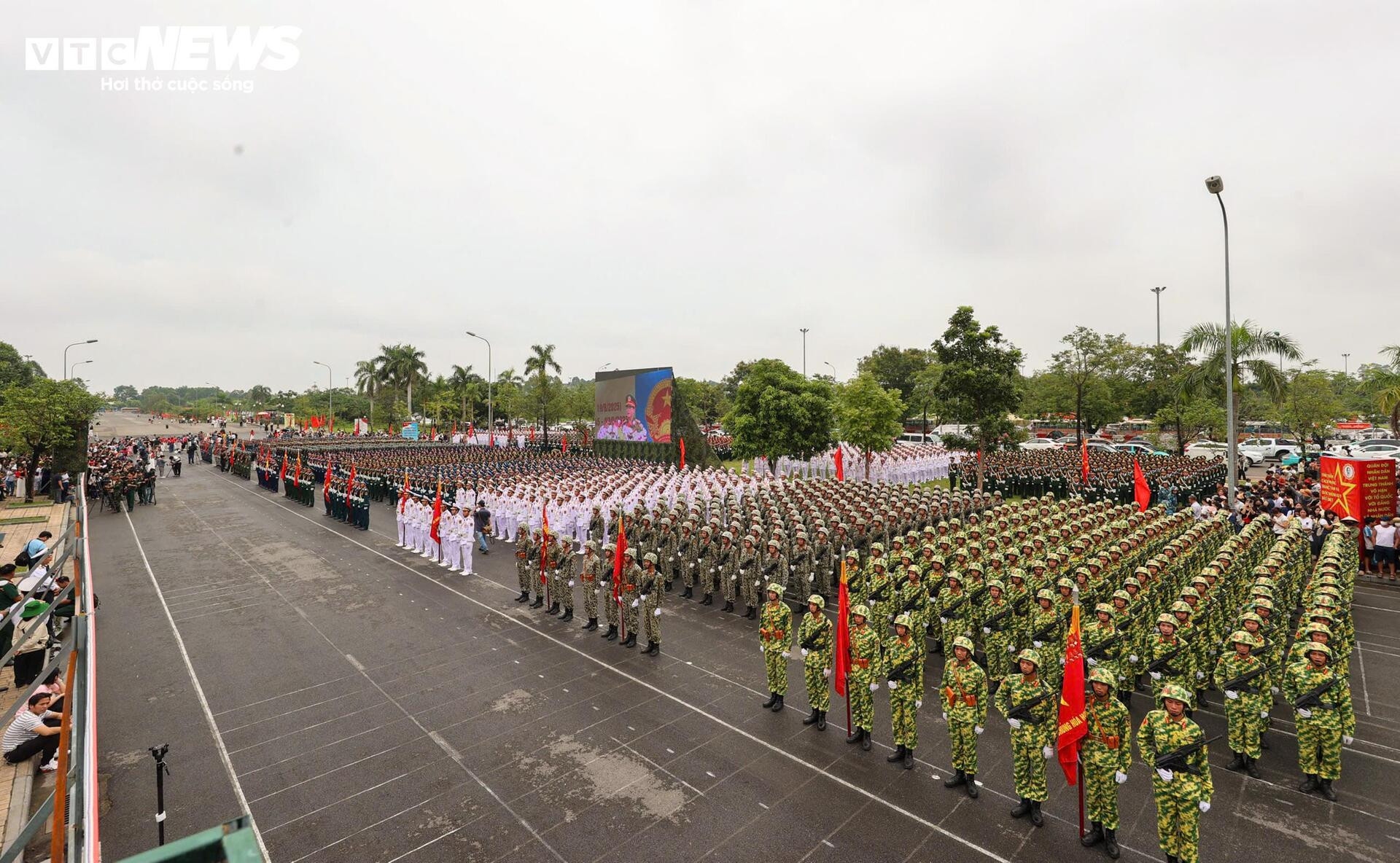 Người dân đứng kín hai bên đường cổ vũ bộ đội hợp luyện diễu binh 2/9 - 1