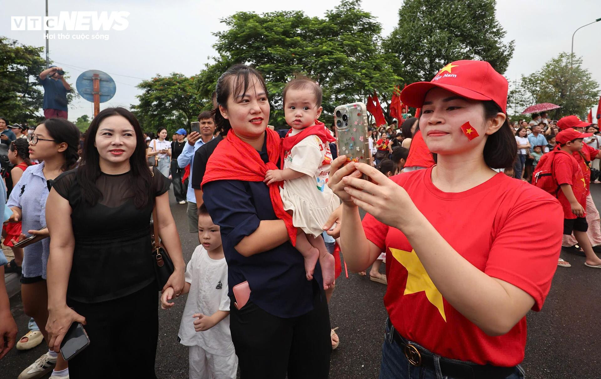 Người dân đứng kín hai bên đường cổ vũ bộ đội hợp luyện diễu binh 2/9 - 9