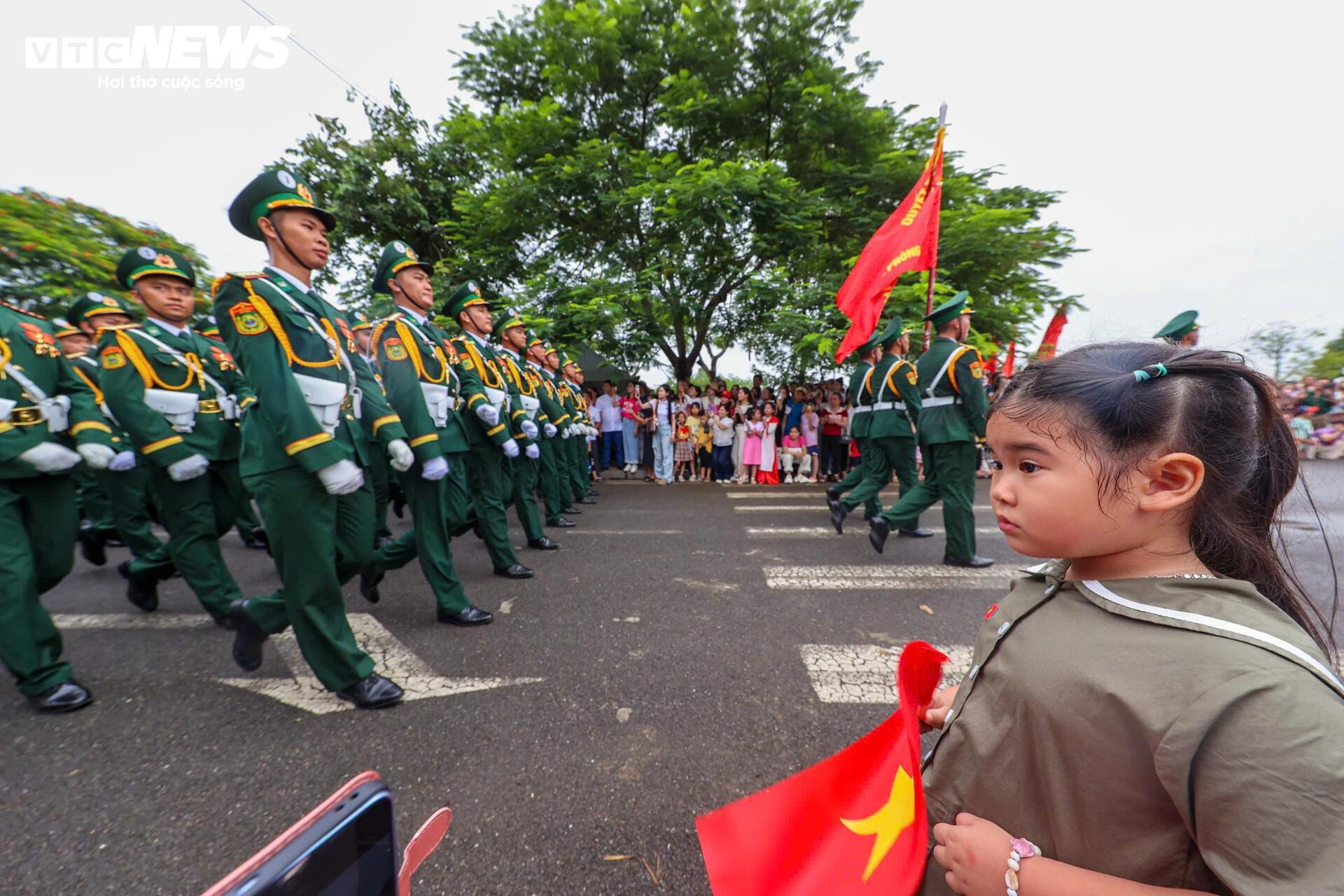 Người dân đứng kín hai bên đường cổ vũ bộ đội hợp luyện diễu binh 2/9 - 12