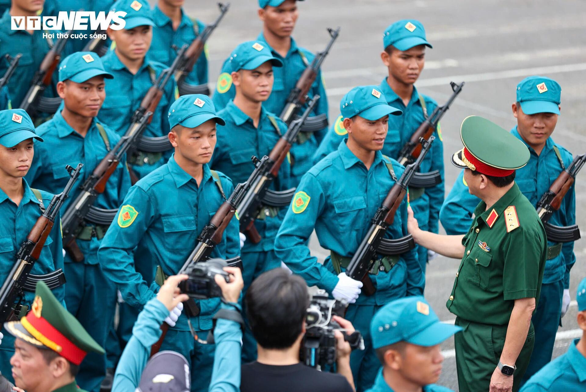 Người dân đứng kín hai bên đường cổ vũ bộ đội hợp luyện diễu binh 2/9 - 2