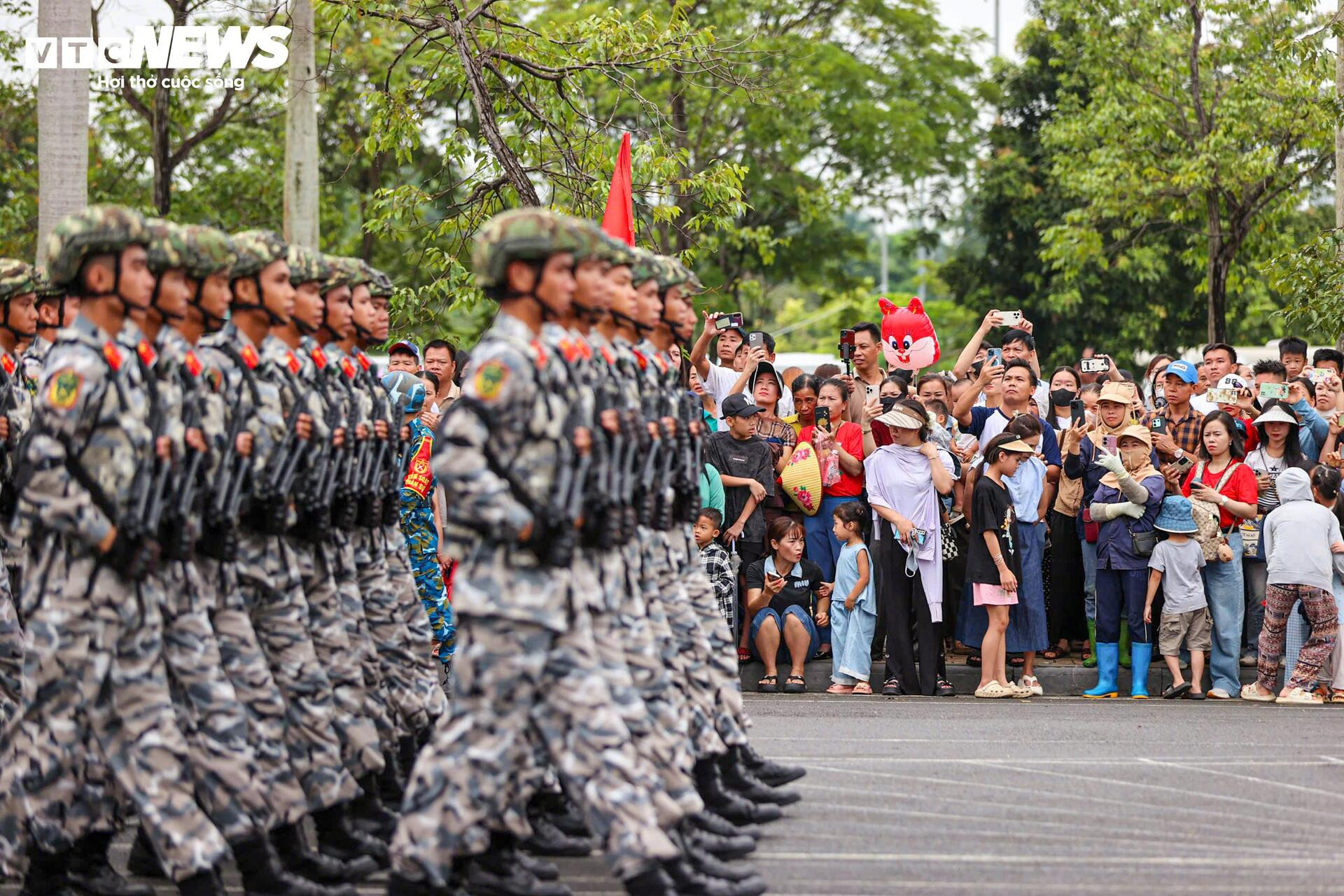 Người dân đứng kín hai bên đường cổ vũ bộ đội hợp luyện diễu binh 2/9 - 5
