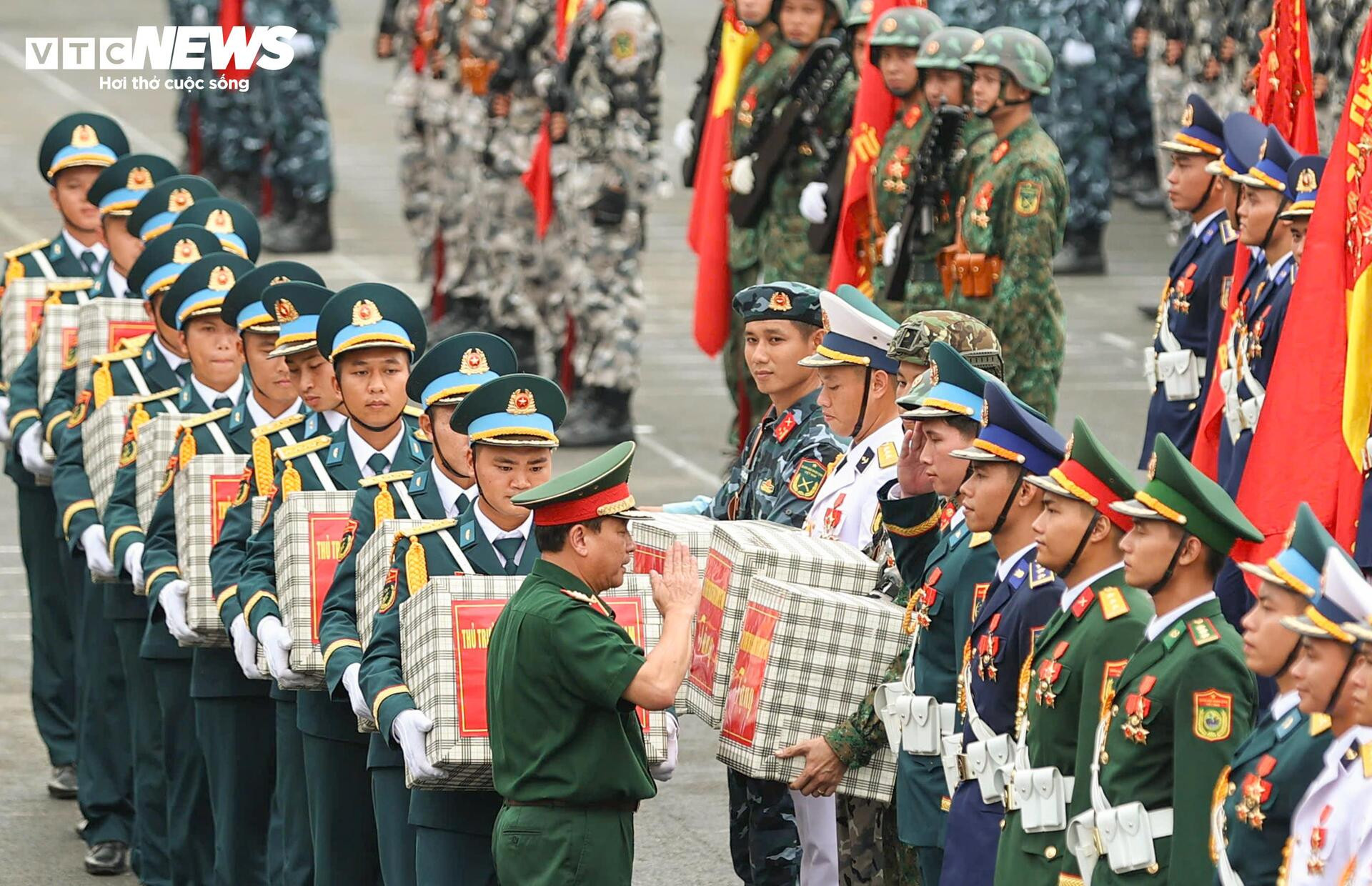 Người dân đứng kín hai bên đường cổ vũ bộ đội hợp luyện diễu binh 2/9 - 3