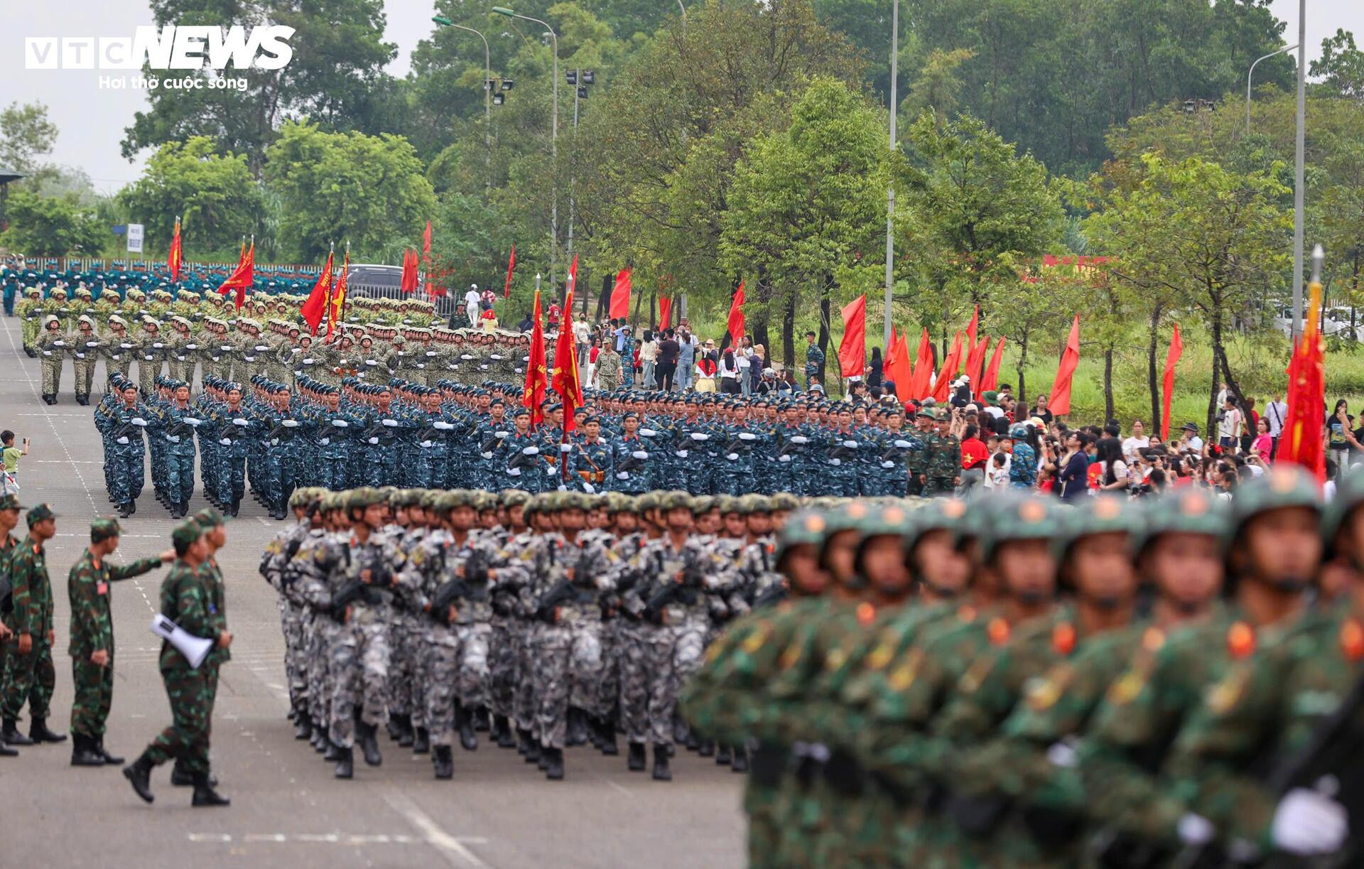 Người dân đứng kín hai bên đường cổ vũ bộ đội hợp luyện diễu binh 2/9 - 14