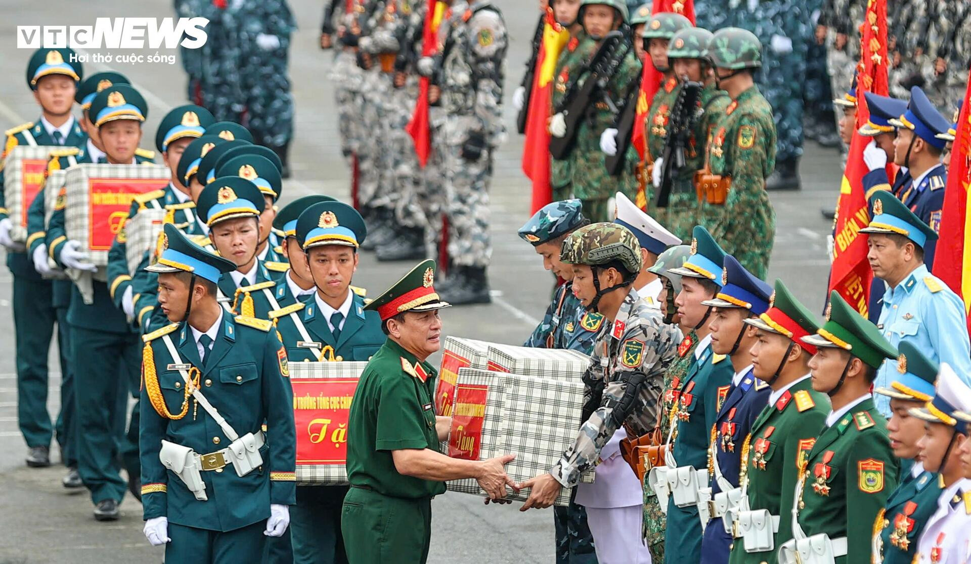 Người dân đứng kín hai bên đường cổ vũ bộ đội hợp luyện diễu binh 2/9 - 4