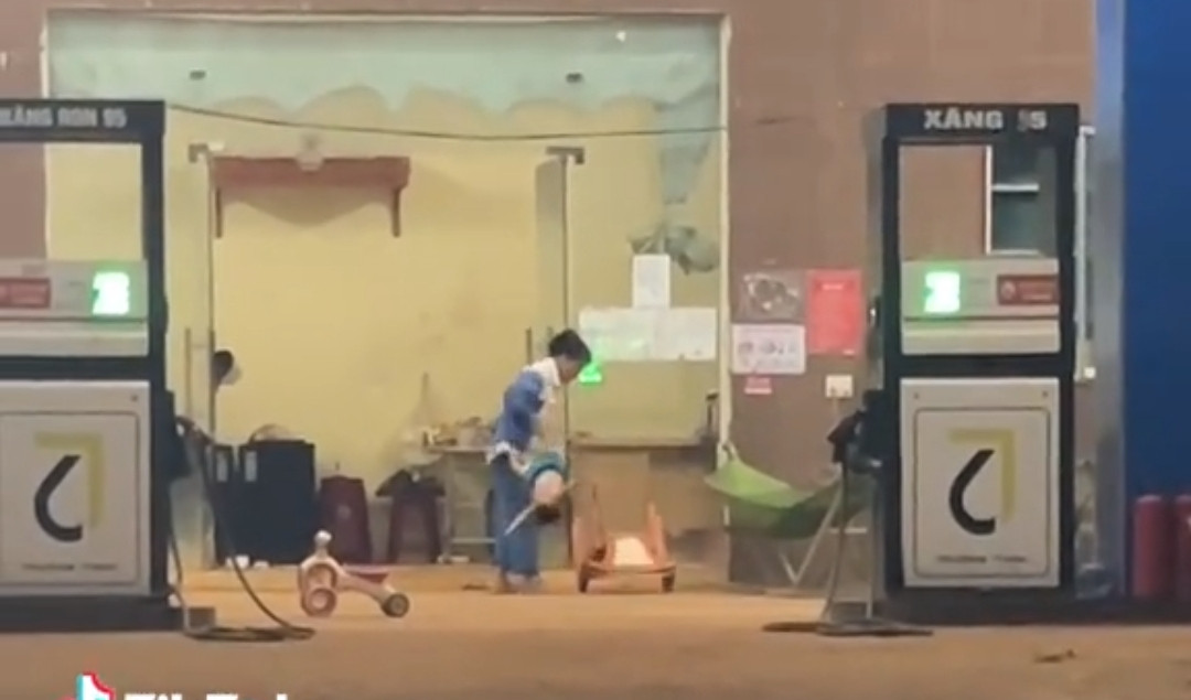 Phẫn nộ vụ bé 16 tháng bị xách ngược và ném xuống nền bê - tông ở Trường Xuân - Ảnh 1.