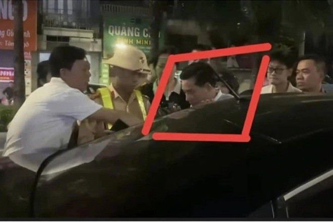 Ông C. (bôi đỏ) được xác định vi phạm nồng độ cồn khi điều khiển phương tiện gây tai nạn. (Ảnh: N.H.)