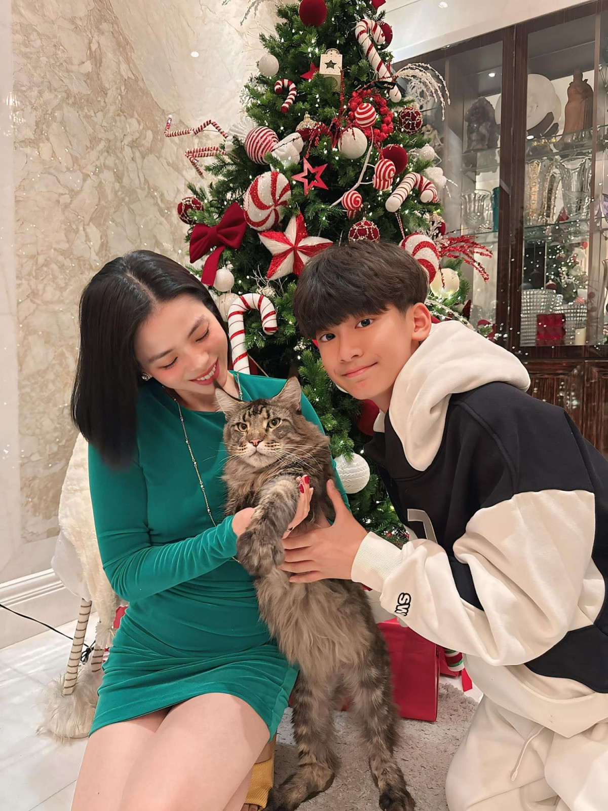 Diện mạo cao lớn nhận chẳng ra của con trai Lệ Quyên và chồng cũ đại gia