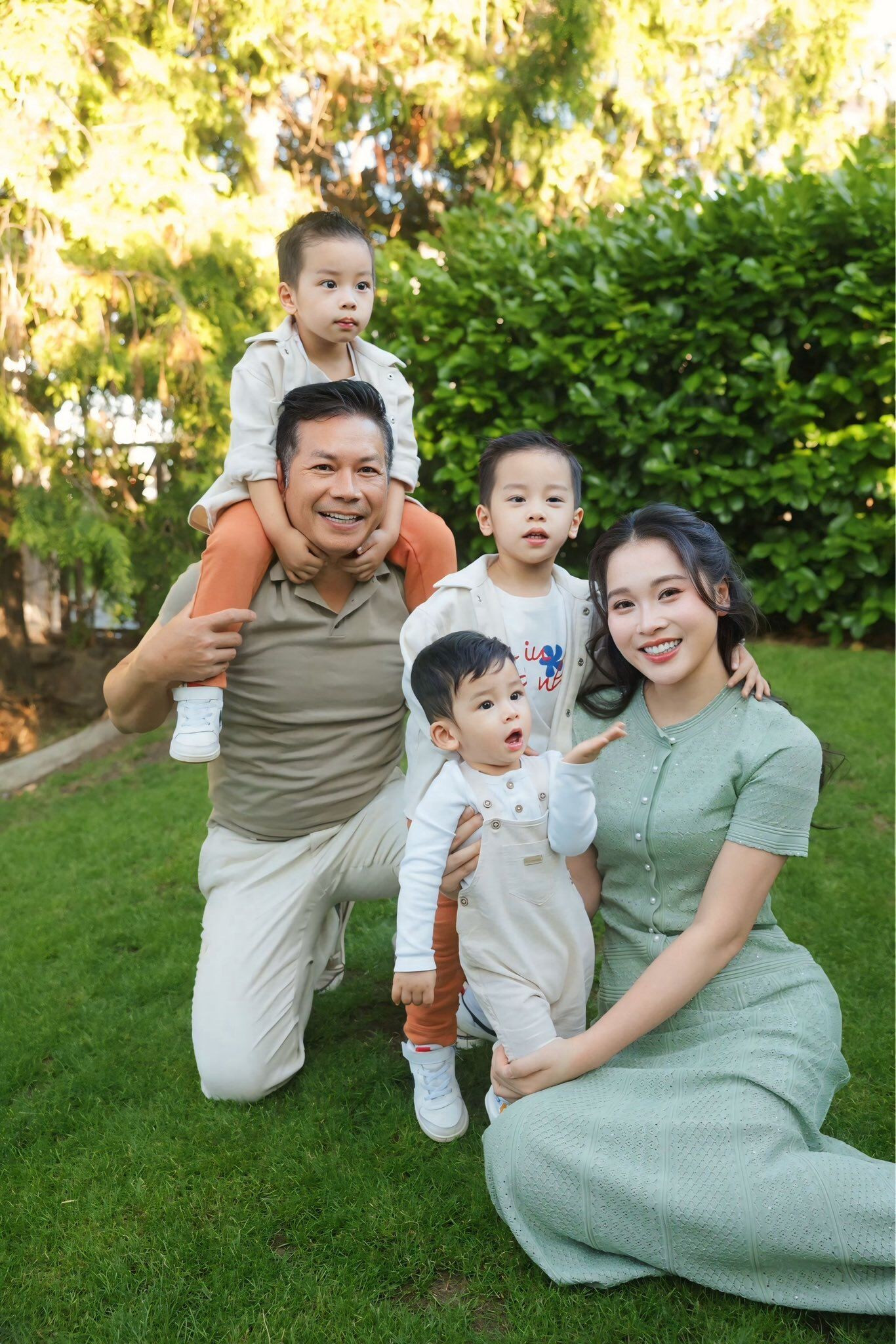 Á hậu kém 16 tuổi đăng tâm thư tiết lộ hôn nhân sau 7 làm vợ Shark Hưng