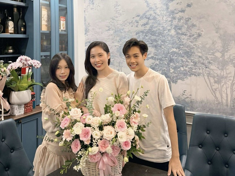 Á hậu kém 16 tuổi đăng tâm thư tiết lộ hôn nhân sau 7 làm vợ Shark Hưng