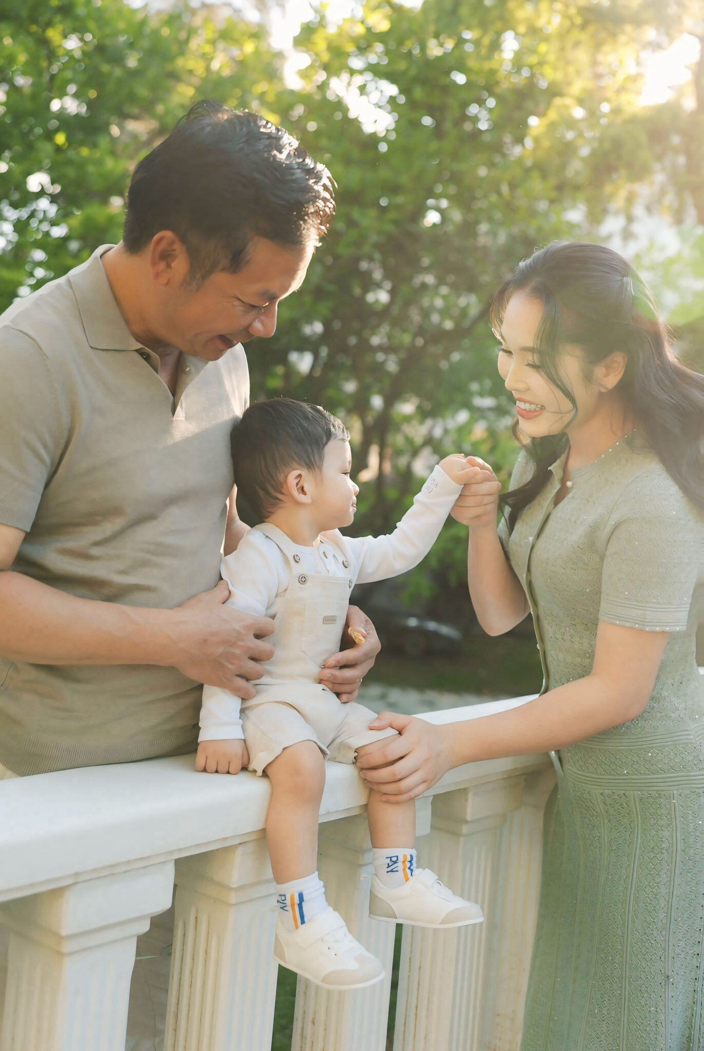 Á hậu kém 16 tuổi đăng tâm thư tiết lộ hôn nhân sau 7 làm vợ Shark Hưng