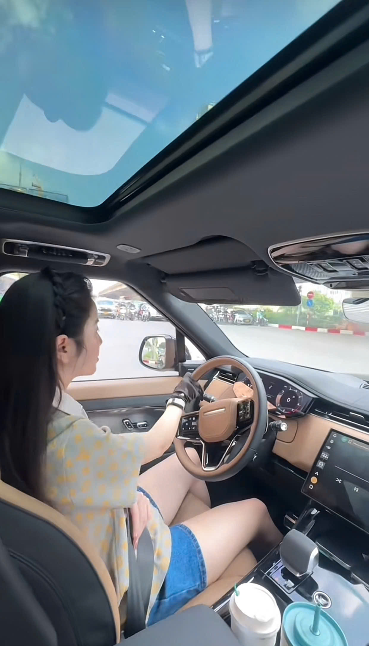 Chu Thanh Huyền bị chỉ trích nặng nề vì trang phục chưa phù hợp khi đứng trước bàn thờ