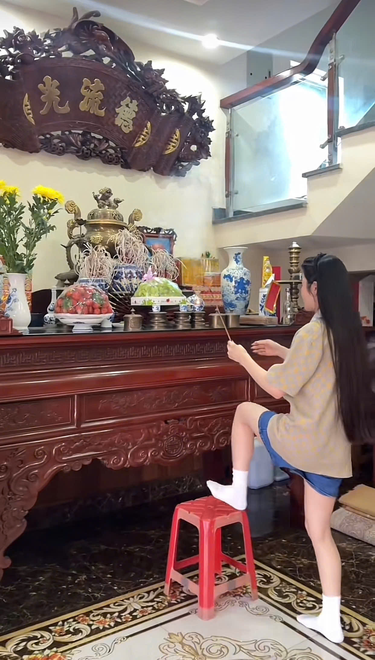 Chu Thanh Huyền bị chỉ trích nặng nề vì trang phục chưa phù hợp khi đứng trước bàn thờ