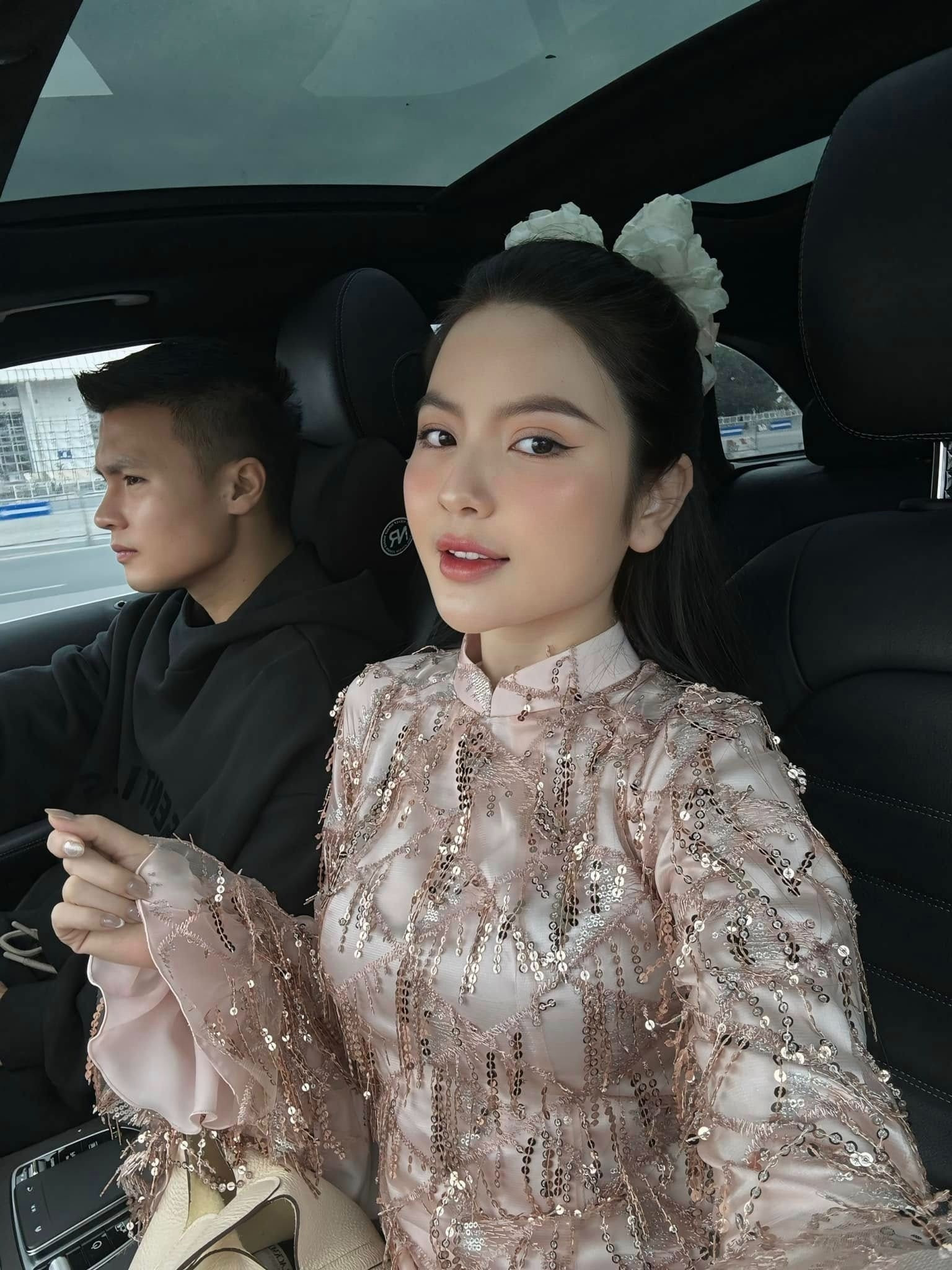 Chu Thanh Huyền bị chỉ trích nặng nề vì trang phục chưa phù hợp khi đứng trước bàn thờ