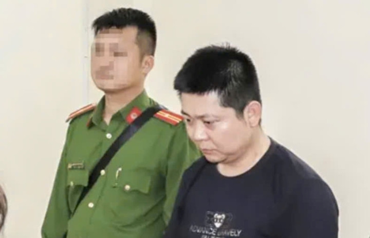 Cảnh sát tống đạt các quyết định, lệnh tố tụng đối với Yuan Tao. Ảnh: NV