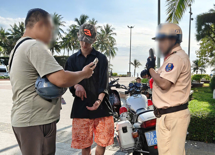 Thời điểm cán bộ CSGT địa bàn Nha Trang đang hòa giải cho các bên liên quan - Ảnh: Công an cung cấp