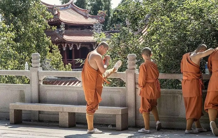 Một nhà sư đang tập thể dục để chuẩn bị cho lối sống mới nghiêm ngặt tại Thiếu Lâm Tự. (Ảnh: Baidu)