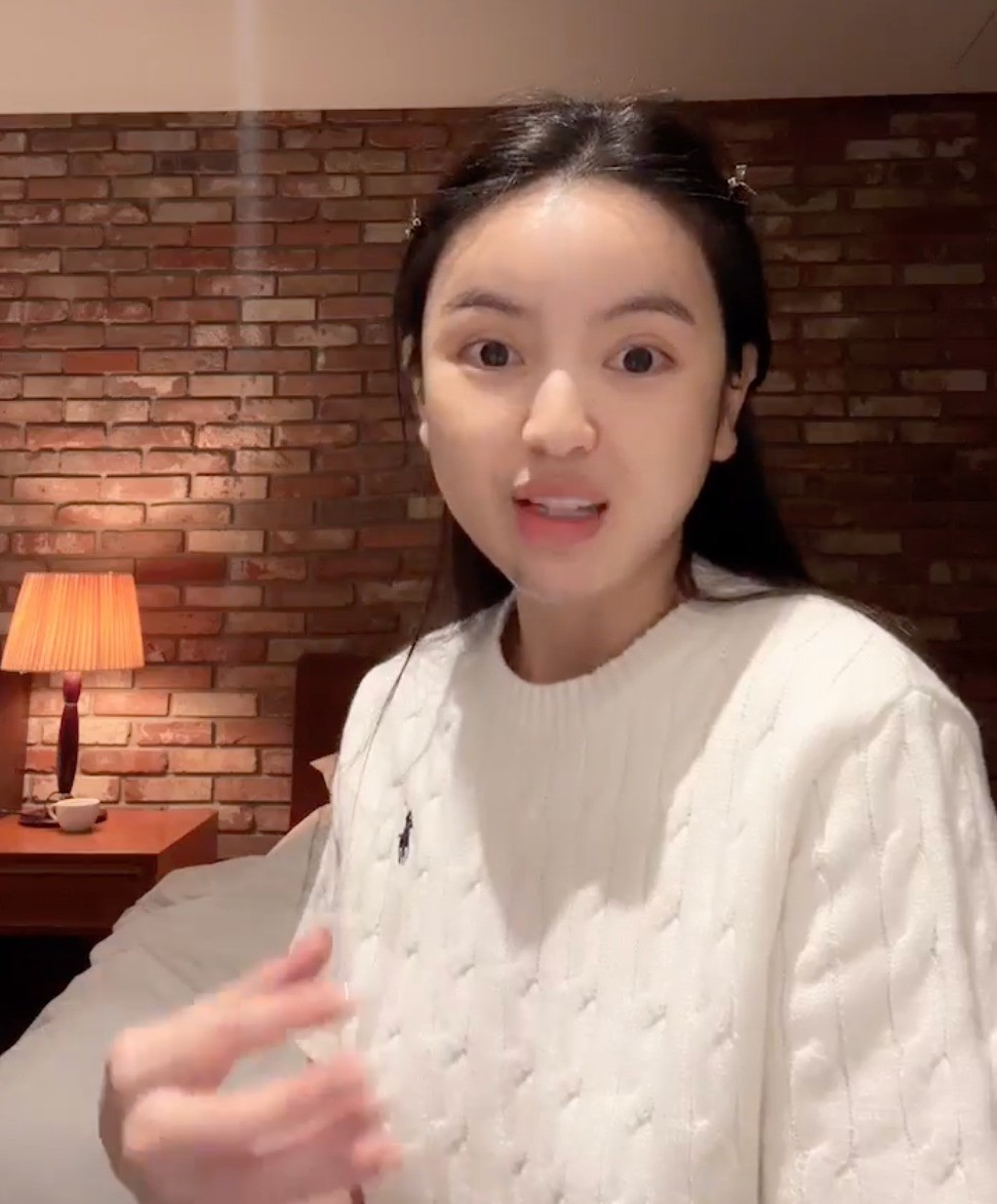 Chu Thanh Huyền khoe clip khui 9 hộp trang sức vô tình để lộ mặt mộc gây sốc