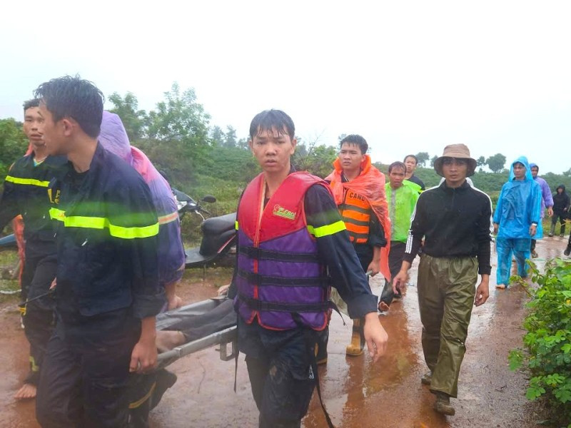 Bị nước cuốn trôi khi qua đập tràn.jpg