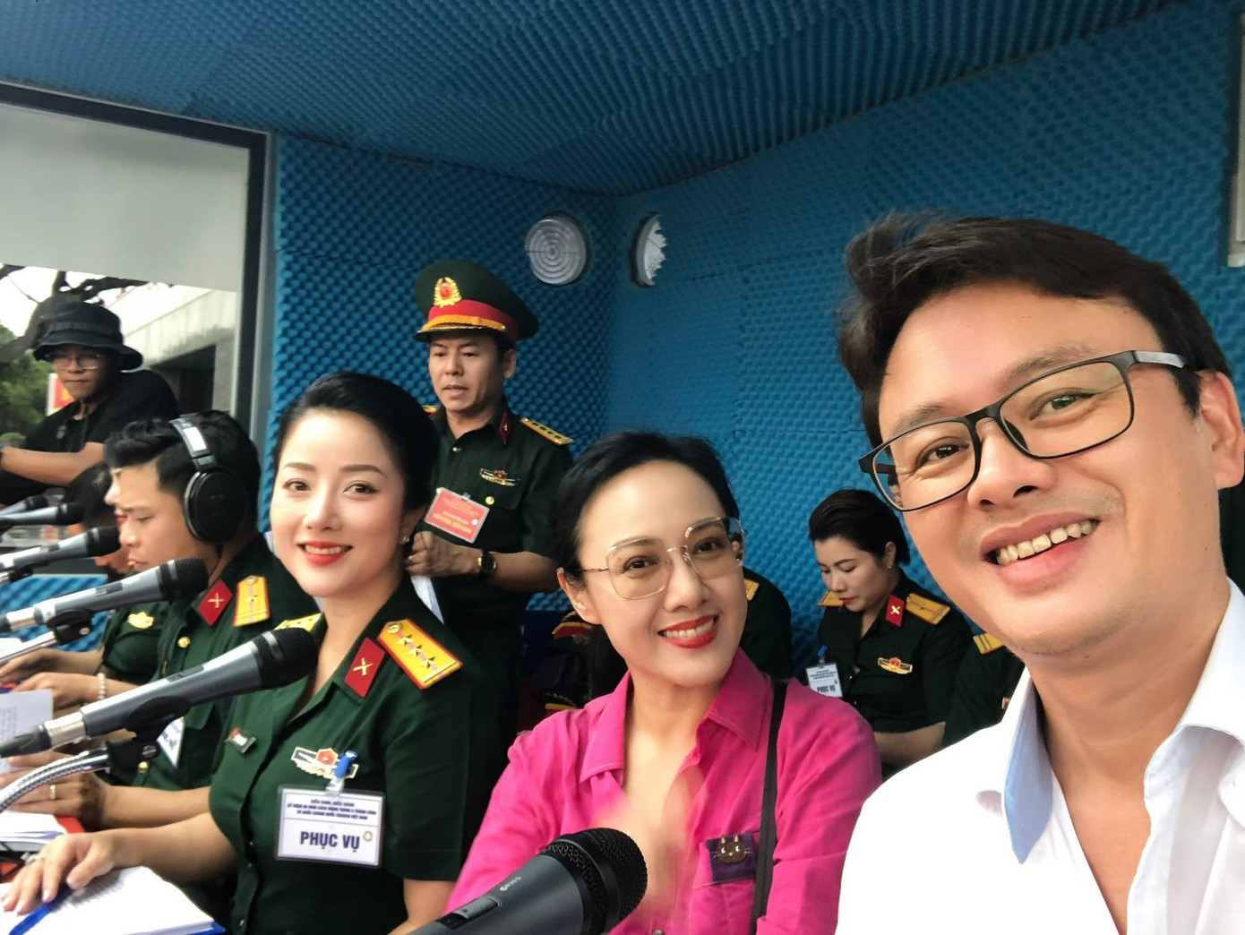 Chân dung 13 người trong tổ thuyết minh Lễ diễu binh, diễu hành A80 - Ảnh 2.