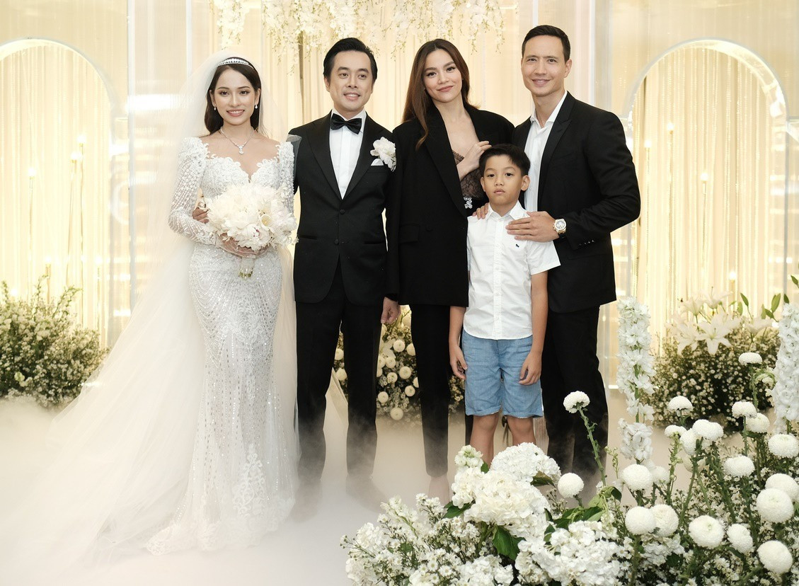 Hồ Ngọc Hà  Kim Lý mặc cả cây đen đi dự đám cưới