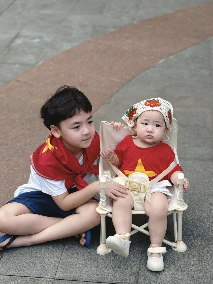 Nhóc tỳ nhà Tú Anh, Phương Oanh khiến fan xuýt xoa vẻ dễ thương của 'khối tí hon yêu nước' - Ảnh 1.