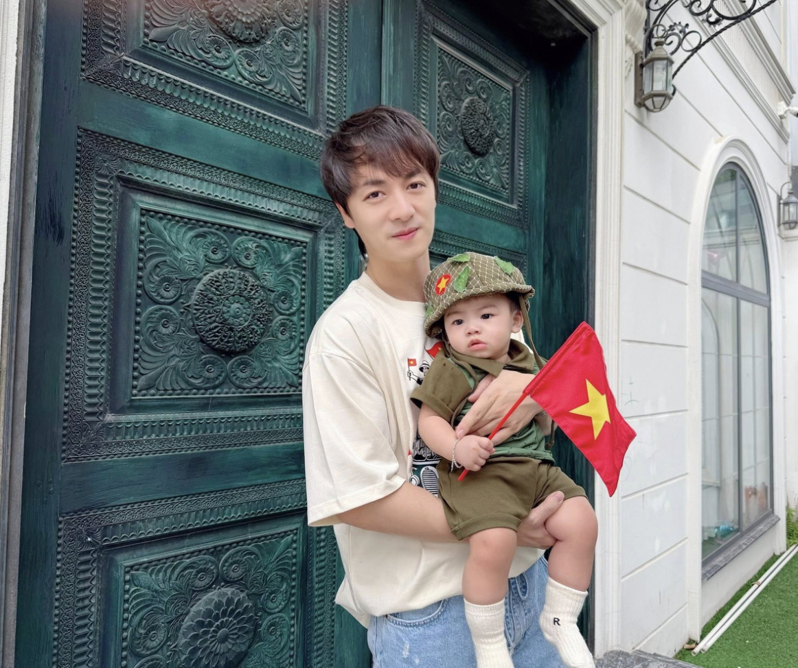 Nhóc tỳ nhà Tú Anh, Phương Oanh khiến fan xuýt xoa vẻ dễ thương của 'khối tí hon yêu nước' - Ảnh 13.
