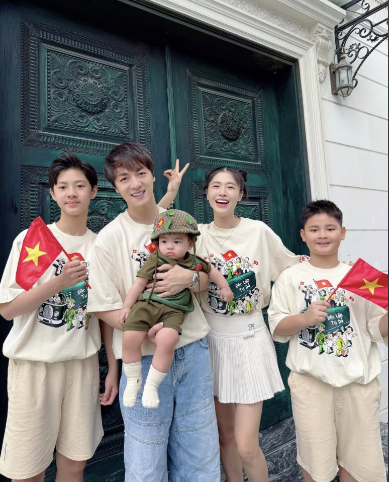 Nhóc tỳ nhà Tú Anh, Phương Oanh khiến fan xuýt xoa vẻ dễ thương của 'khối tí hon yêu nước' - Ảnh 14.