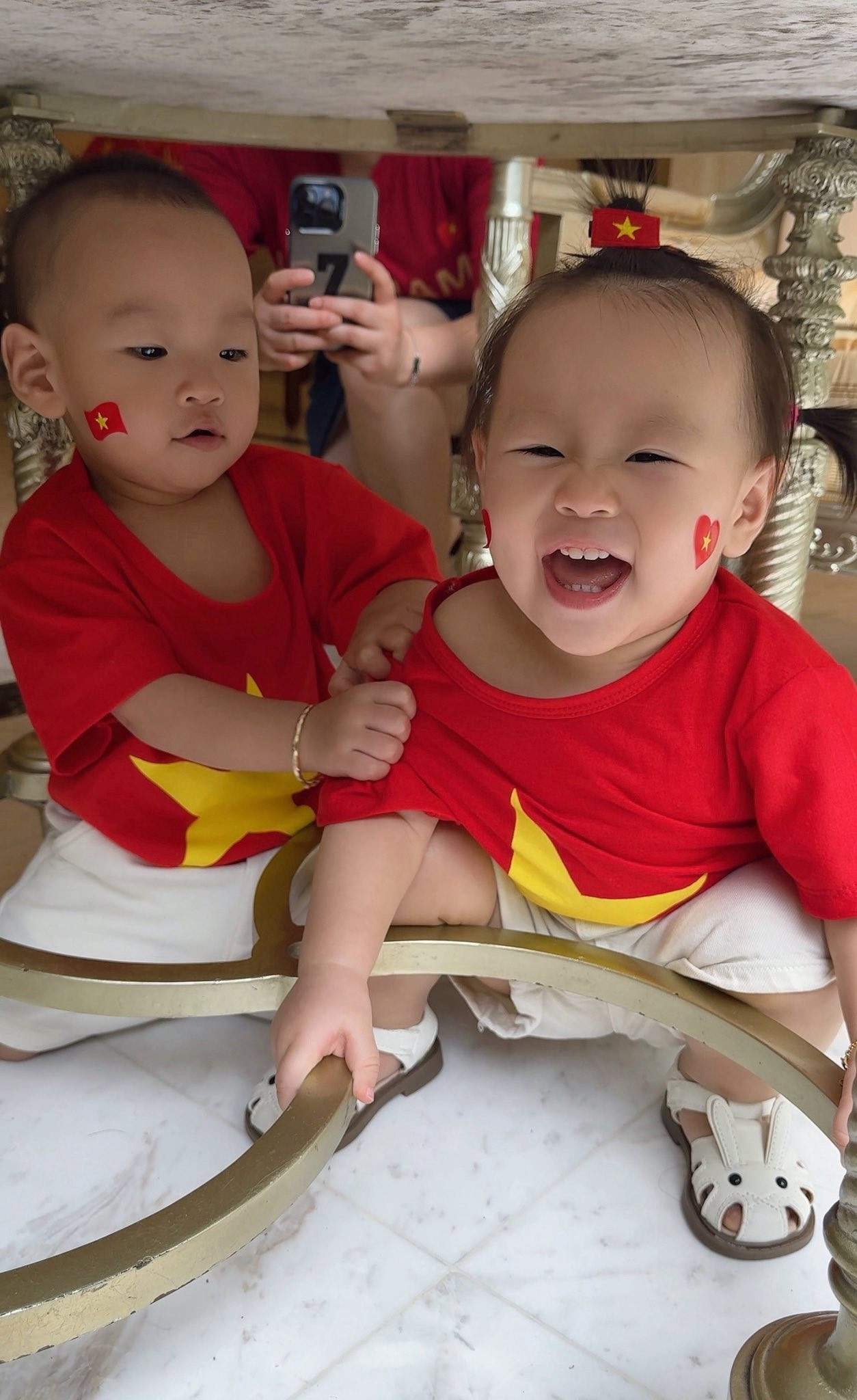 Nhóc tỳ nhà Tú Anh, Phương Oanh khiến fan xuýt xoa vẻ dễ thương của 'khối tí hon yêu nước' - Ảnh 4.