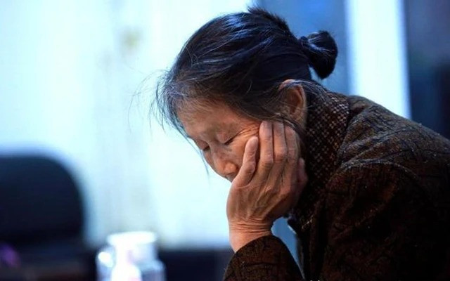 Lấy lương hưu mua ô tô, trợ cấp cho con trai, mẹ chồng vỡ mộng khi thấy cách con dâu đối xử khác biệt giữa hai bên - Ảnh 1.