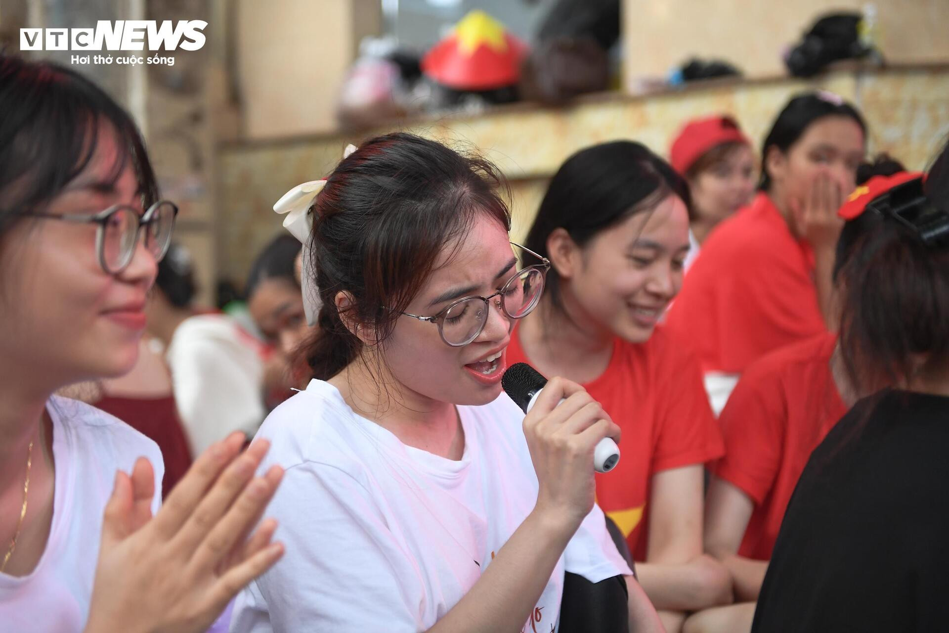 Phố đi bộ Hồ Gươm thành ‘sân khấu lớn’, người dân hoà giọng chờ diễu binh A80 - 7