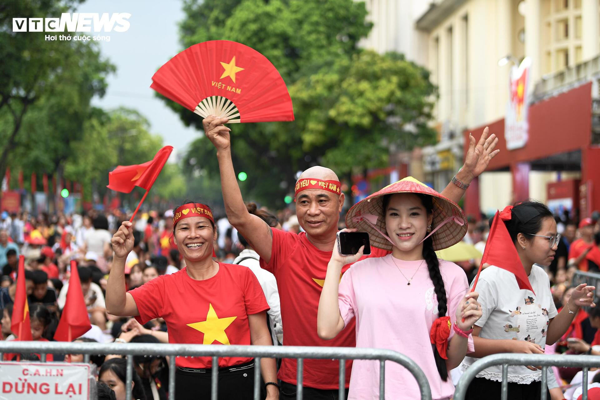 Phố đi bộ Hồ Gươm thành ‘sân khấu lớn’, người dân hoà giọng chờ diễu binh A80 - 9