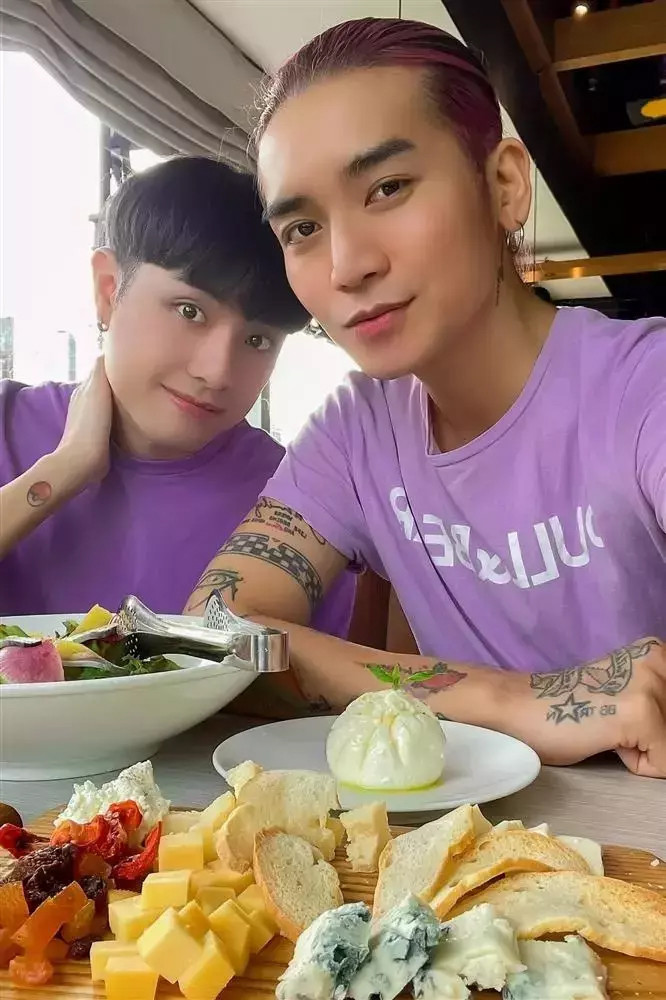 Rò rỉ clip BB Trần cầu hôn bạn trai đồng giới sau hơn 10 năm hẹn hò