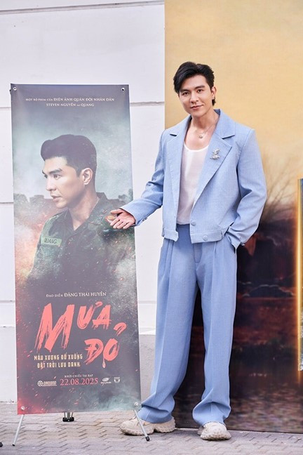 Gương mặt gây bất ngờ trong Mưa đỏ -