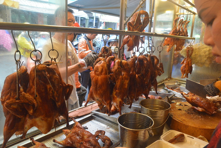 Mỗi con vịt quay có giá dao động từ 340.000 - 360.000 đồng/con. (Ảnh: Đại Việt)