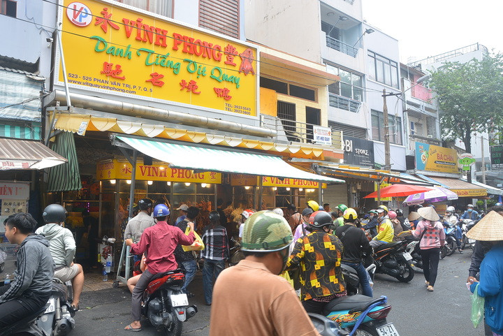 Các tiệm bán vịt quay lớn ở TP.HCM luôn đông khách trong dịp lễ 2/9. (Ảnh: Đại Việt)