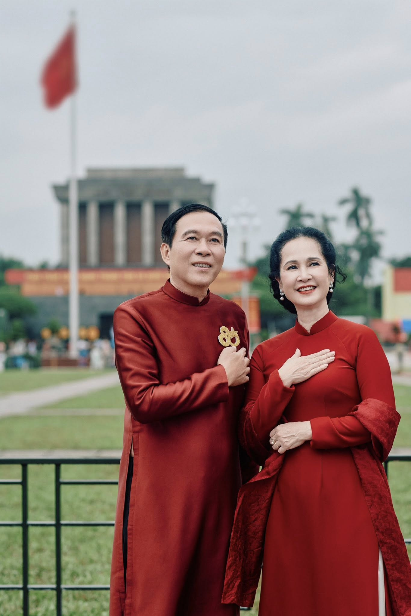 Vợ chồng nghệ sĩ Lan Hương - Đỗ Kỷ 'đu' trend yêu áo dài - yêu đất nước - Ảnh 4.