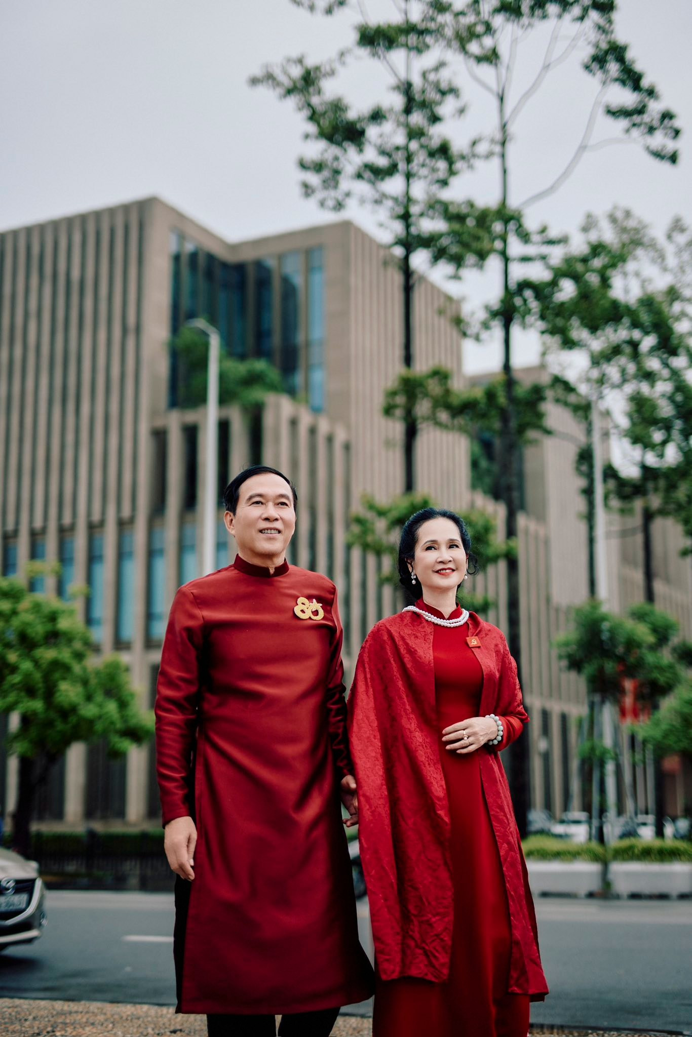 Vợ chồng nghệ sĩ Lan Hương - Đỗ Kỷ 'đu' trend yêu áo dài - yêu đất nước - Ảnh 6.