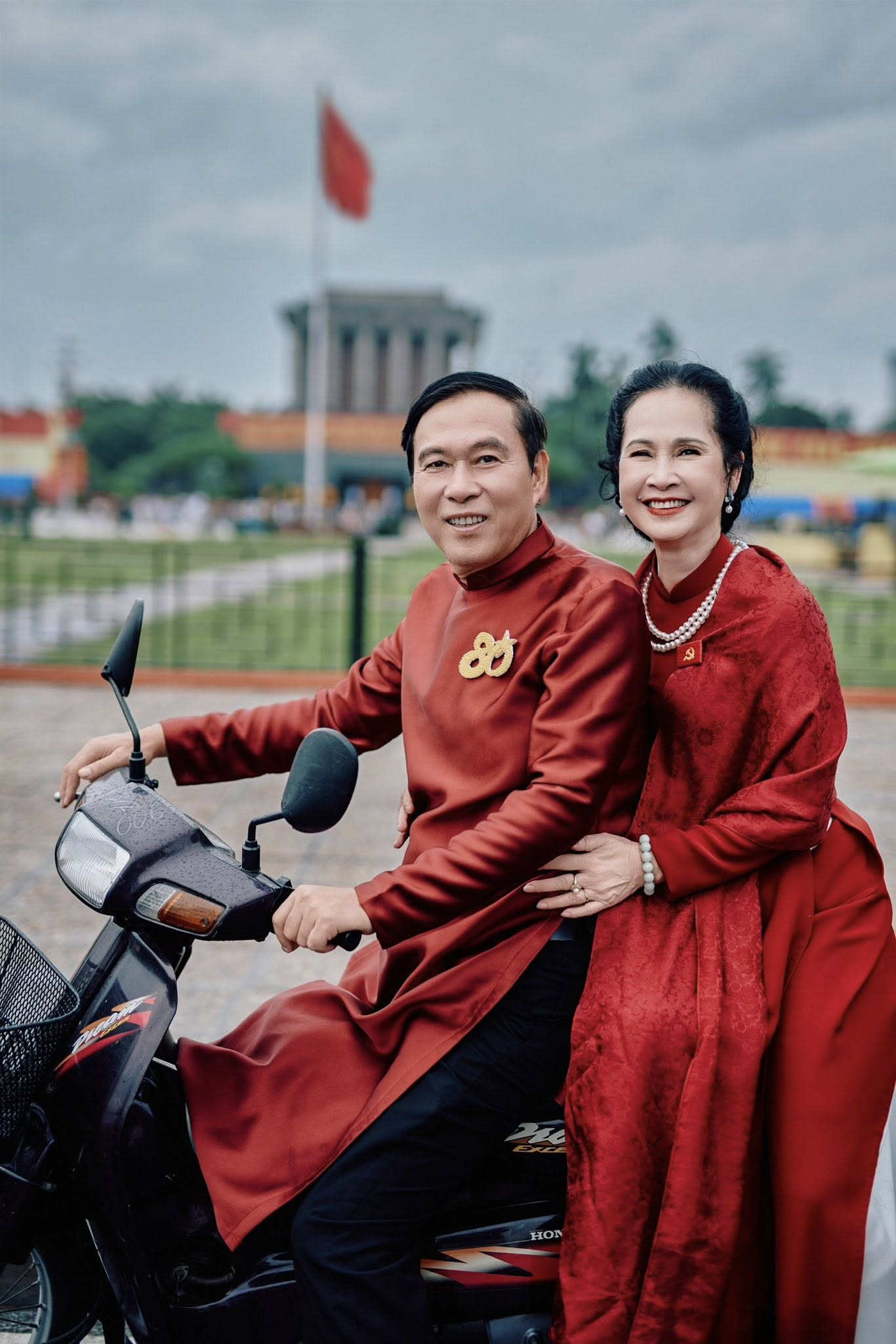 Vợ chồng nghệ sĩ Lan Hương - Đỗ Kỷ 'đu' trend yêu áo dài - yêu đất nước - Ảnh 5.