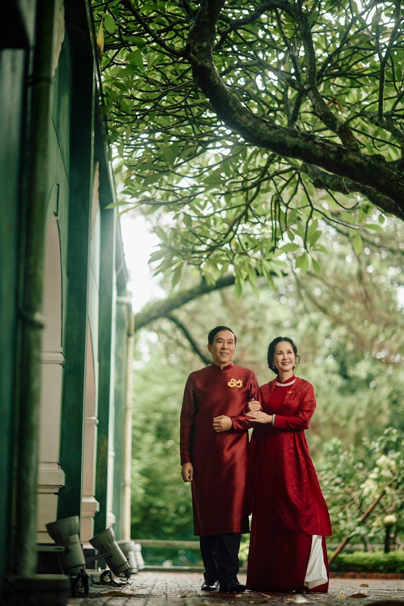 Vợ chồng nghệ sĩ Lan Hương - Đỗ Kỷ 'đu' trend yêu áo dài - yêu đất nước - Ảnh 9.