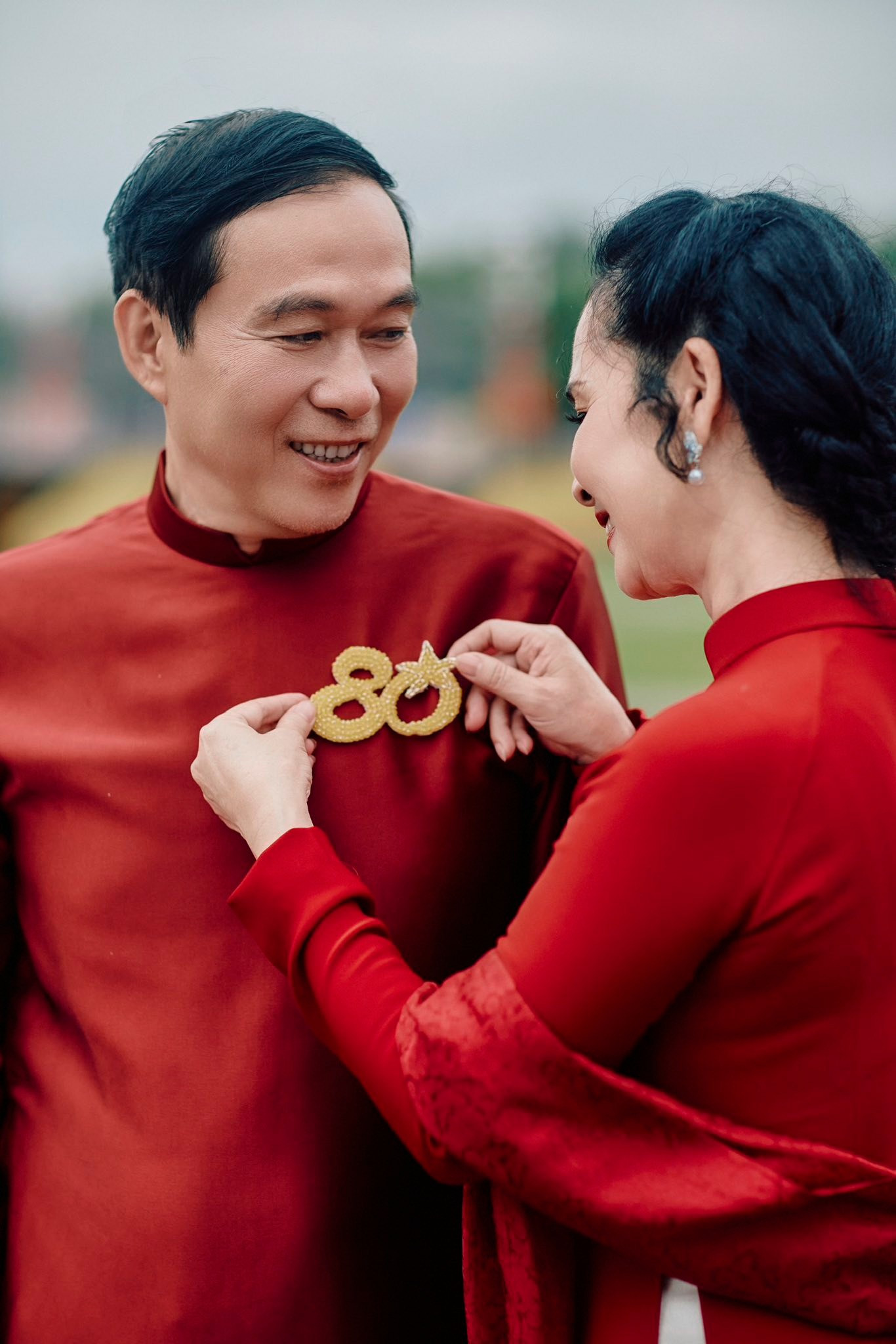 Vợ chồng nghệ sĩ Lan Hương - Đỗ Kỷ 'đu' trend yêu áo dài - yêu đất nước - Ảnh 3.