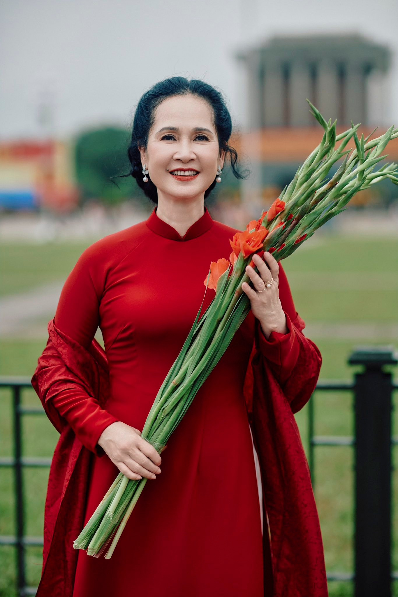 Vợ chồng nghệ sĩ Lan Hương - Đỗ Kỷ 'đu' trend yêu áo dài - yêu đất nước - Ảnh 2.