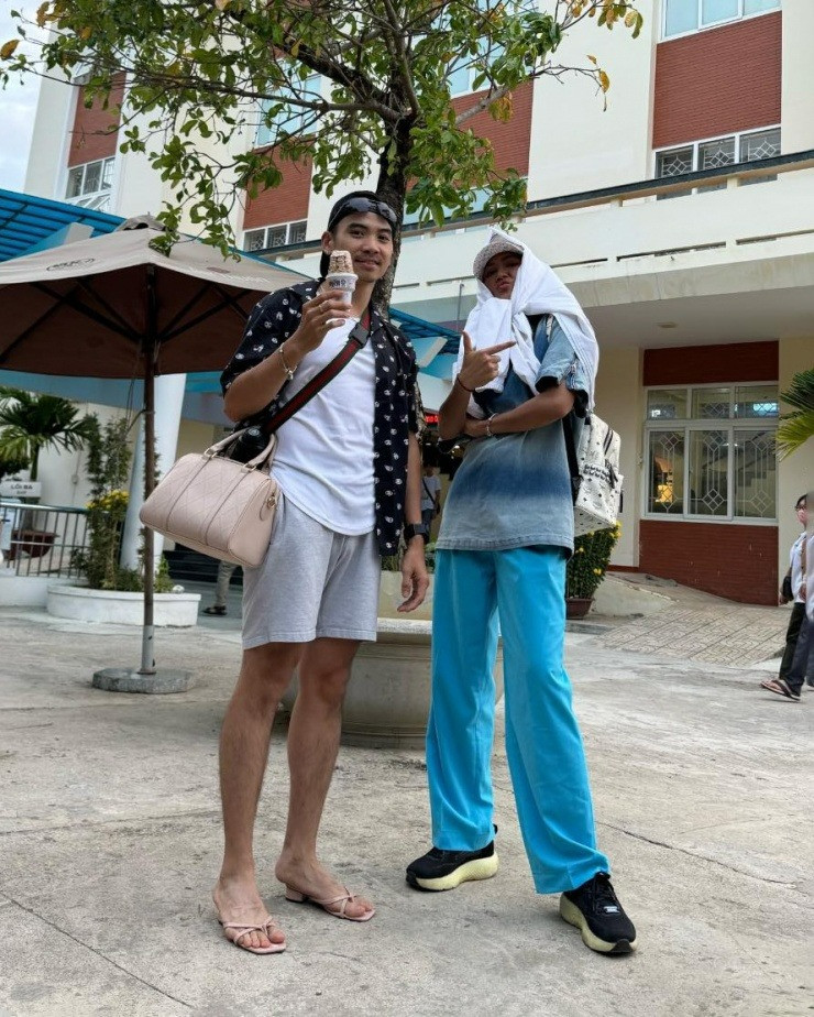 Chồng HHen Nie có niềm đam mê với váy áo của vợ