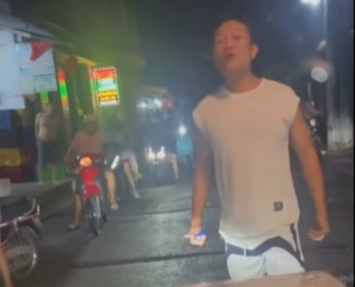 Người đàn ông khiêu khích tài xế ở TP.HCM. (Ảnh cắt từ clip)